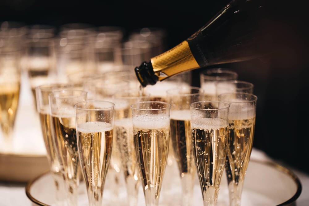 Flasche Mosel-Riesling Sekt auf dem Zimmer